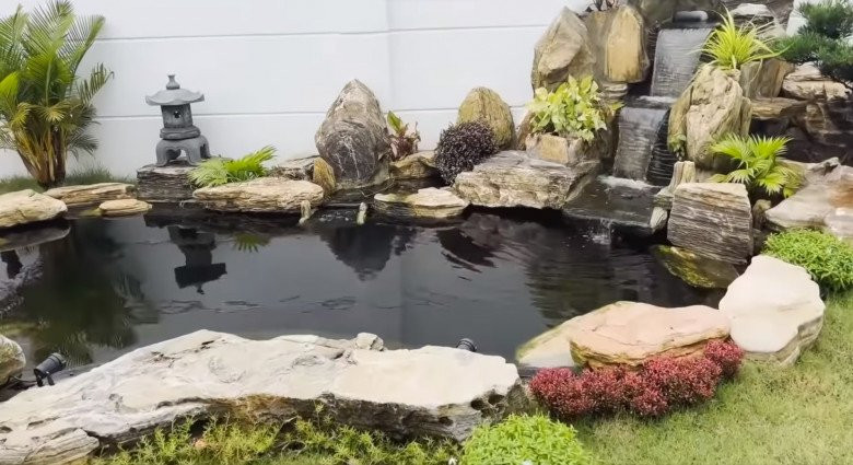 Nữ nghệ sĩ còn thiết kế hòn non bộ trong khuôn viên sân vườn.