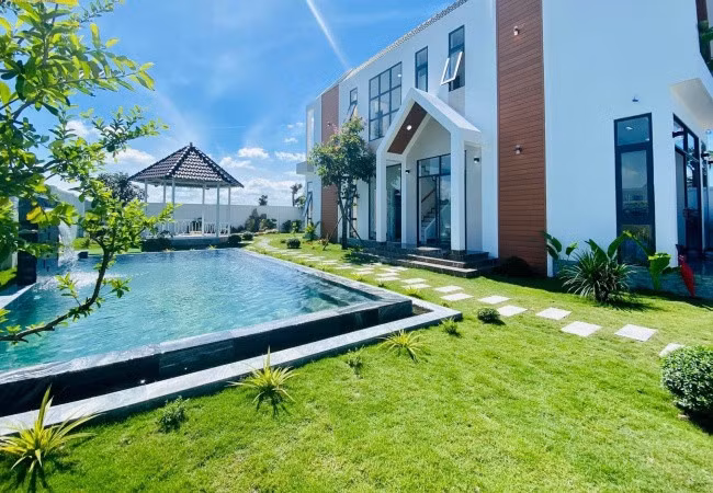 Biệt thự của Lê Giang có tổng diện tích 600m2, giá trị ước tính khoảng 10 tỷ đồng.