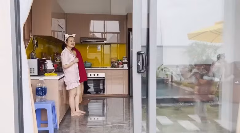 Khu bếp được trang bị nội thất hiện đại.