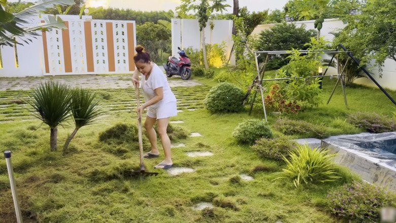 Những lúc rảnh rỗi, Lê Giang tự tay dọn cỏ cho sân vườn. Nguồn ảnh; FBNV, chụp màn hình