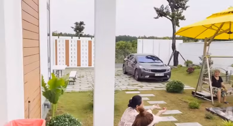 Mới đây, danh hài Lê Giang chia sẻ khoảnh khắc cùng cả nhà về căn biệt thự ở Vũng Tùng để nghỉ ngơi, tụ họp.