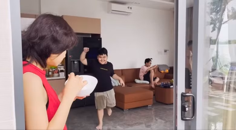 Phòng khách không bày quá nhiều đồ, có bộ sofa rộng để các thành viên trong gia đình nghỉ ngơi.