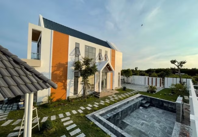 Chủ yếu sống và làm việc tại TP HCM nhưng mỗi cuối tuần nghệ sĩ Lê Giang đưa gia đình về nghỉ dưỡng trong căn biệt thự ven biển ở Vũng Tàu.