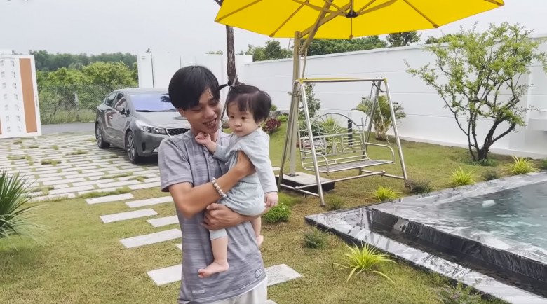 Có thể thấy, căn nhà của Lê Giang thiết kế đúng tính chất một khu nghỉ dưỡng với không gian xanh mát.