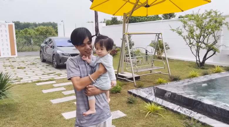 Có thể thấy, căn nhà của Lê Giang thiết kế đúng tính chất một khu nghỉ dưỡng với không gian xanh mát.