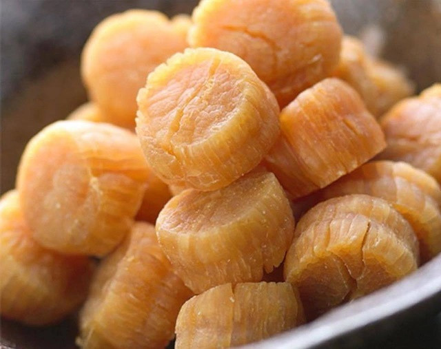 Trên thị trường, cồi sò điệp Việt Nam giá từ 1.340.000 - hơn 500.000 đồng/kg, tùy kích cỡ. Cồi sò điệp Nhật giá từ 450.000 đến 900.000 đồng/kg. Ảnh: Dân trí