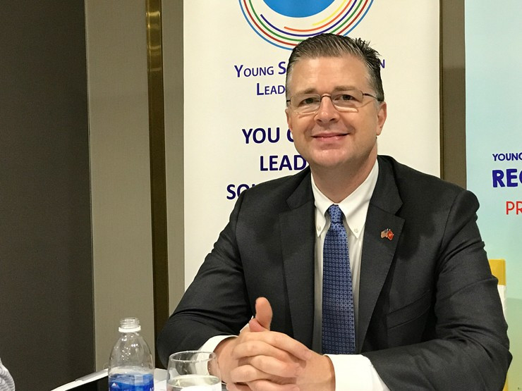 Năm 2018, ông Daniel J. Kritenbrink, cựu Đại sứ Hoa Kỳ tại Việt Nam từng chia sẻ về lần đầu tiên đến TP. Cần Thơ và ông ấn tượng với trái xoài cát Hòa Lộc. Ảnh: Người đưa tin