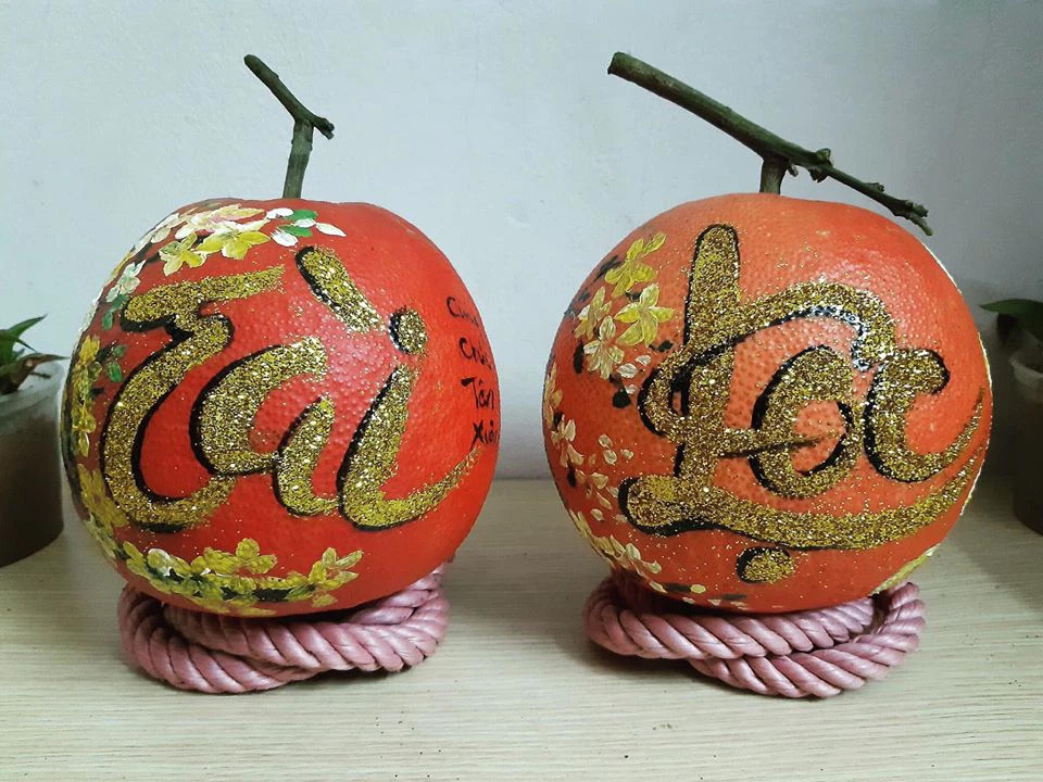 Trong khi đó, những quả bưởi to, đẹp và vẽ thư pháp sẽ được bán giá hơn 1 triệu đồng/quả vào dịp Tết. Ảnh: Vietnamnet