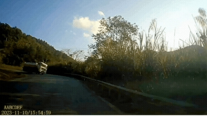 Video xe bon cho dau lao xuong vach nui khien 2 nguoi thuong vong