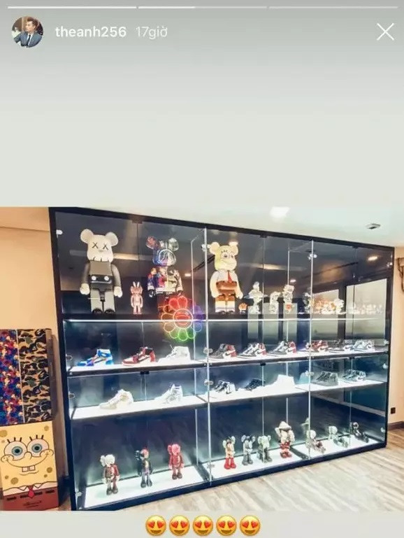 Trên Instagram, chàng thiếu gia Hà thành gây chú ý khi khoe tủ đựng giày và bearbrick (gấu đồ chơi) trong nhà mới. Qua đó, cư dân mạng trầm trồ trước độ chịu chơi và chịu chi của chàng thiếu gia. Ảnh: Instagram
