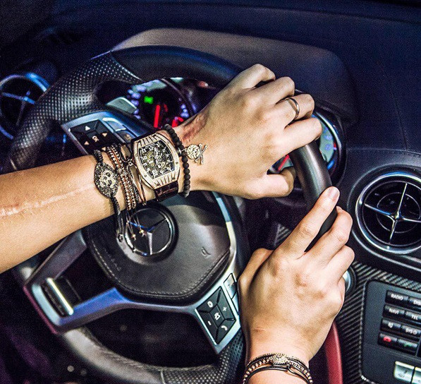 Chàng thiếu gia 9X yêu thích các mẫu đồng hồ phong cách cổ điển, sang trọng thuộc các thương hiệu hàng đầu thế giới như Richard Mille, Rolex, Patek Philippe, Breguet... Ảnh: Facebook