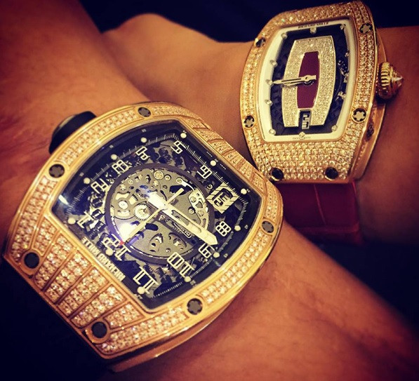 Bảo Hưng từng thường xuyên sử dụng chiếc Richard Mille RM 010 RG full set (trái) màu vàng đính kim cương giá 183.500 bảng Anh (khoảng 5,7 tỷ đồng). Ảnh: Facebook