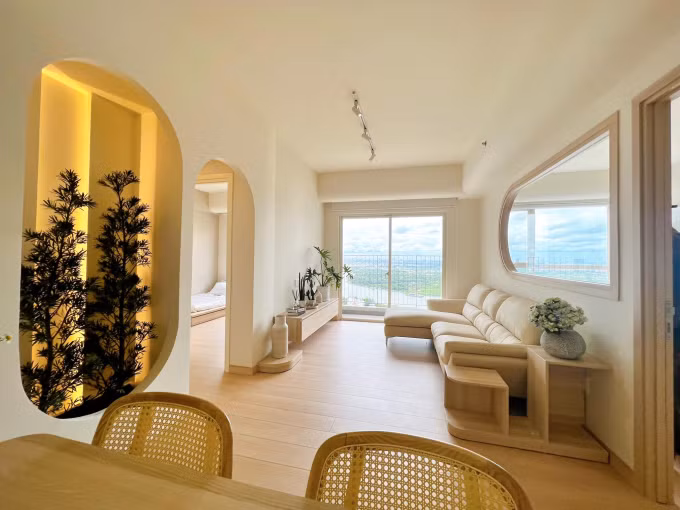 Trong nhà có cửa sổ hình vòm tròn vừa đẹp mắt vừa tạo phong thủy tốt.