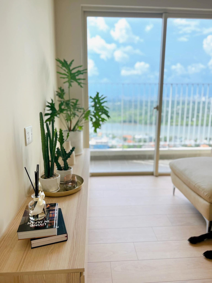 Trong phòng ngủ có cửa kính lớn và ban công mang đến tầm view tuyệt đẹp.