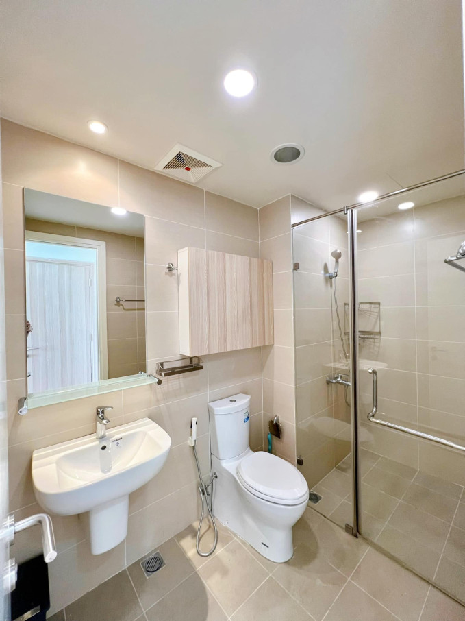 Nhà vệ sinh cũng được sử dụng gạch màu be cùng tông với toàn bộ ngôi nhà. Nguồn ảnh: chụp màn hình FBNV