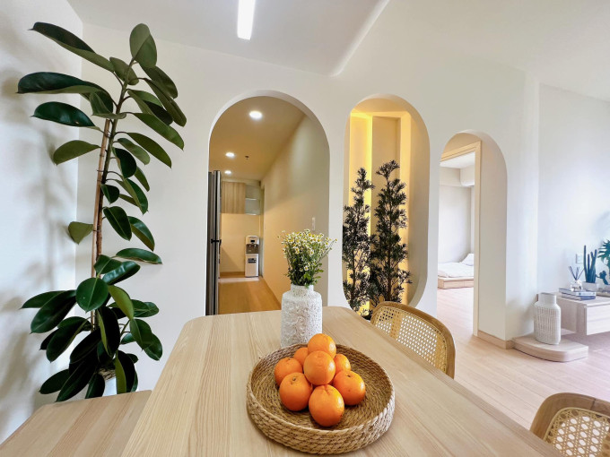 Phòng bếp cũng được thiết kế tương đối tối giản và trang bị nhiều đồ dùng hiện đại.