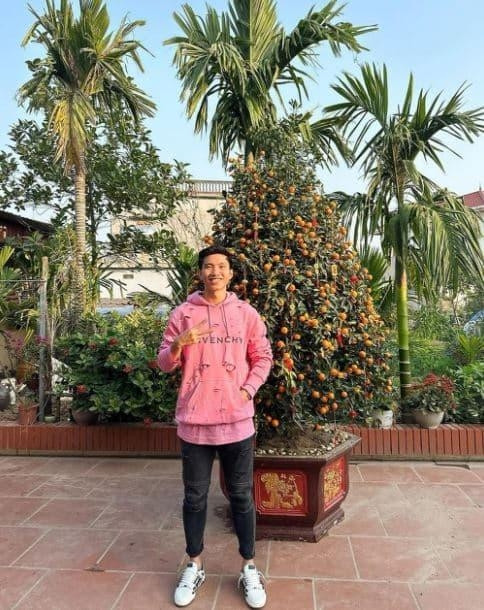 Văn Hậu khoe ảnh chụp giữa nhà. Ảnh: FBNV