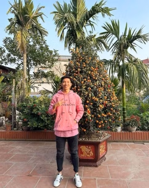 Văn Hậu khoe ảnh chụp giữa nhà. Ảnh: FBNV