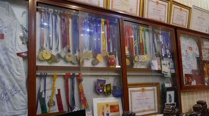Trong phòng khách trưng bày tất cả các thành tích đạt được của cầu thủ Đoàn Văn Hậu. Ảnh: Vetnamnet