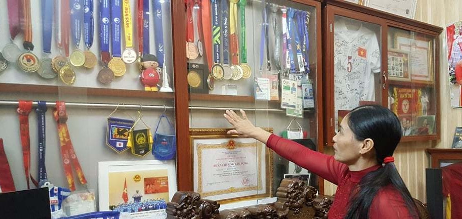 Bức tường trong nhà dường như không còn đủ chỗ để treo huy chương của Văn Hậu. Ảnh: Vietnamnet