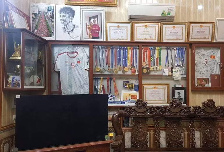 Chiếc ti vi nam cầu thủ tặng bố mẹ. Ảnh: Vietnamnet