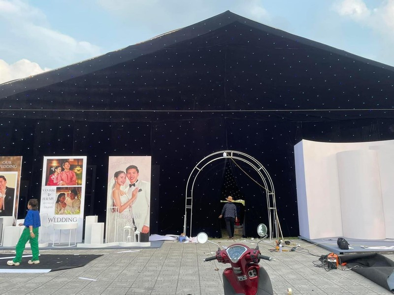 Tiệc cưới của cặp đôi được tổ chức vào ngày 11/11 tại sân bóng xã Hồng Minh (huyện Hưng Hà, tỉnh Thái Bình). Ảnh: Anninhthudo