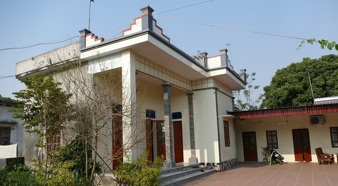 Căn nhà có khoản sân rộng rãi, lát gạch đỏ. Hiện tại, bố mẹ Đoàn Văn Hậu đang sinh sống tại đây. Ảnh: Vietnamnet