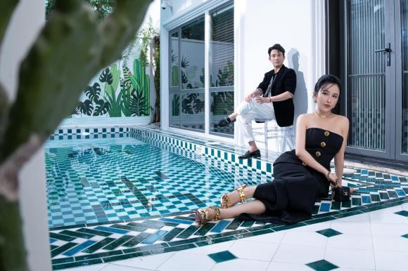 Nổi bật nhất là bể bơi hiện đại rất rộng ở bên ngoài.