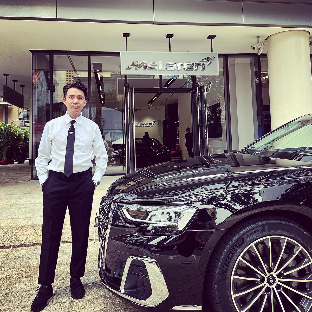 Minh Nhựa (tên thật Phạm Trần Nhật Minh, sinh năm 1983), là con trai duy nhất của ông Phạm Văn Mười - Tổng Giám đốc Công ty Nhựa Long Thành. Đại gia Minh Nhựa còn nổi tiếng là tay chơi siêu xe "khét tiếng" và sở hữu nhiều bất động sản giá trị.