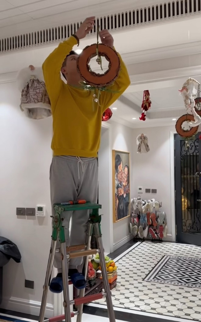 Tuấn Hưng cho biết tự tay trang trí nhà cho không khí Noel đến sớm.