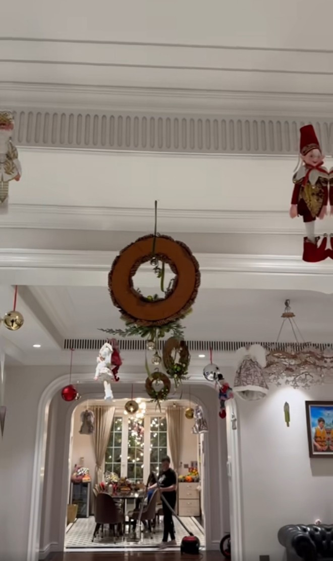 Trần nhà được trang trí bởi những quả châu, vòng nguyệt quế... đậm chất Giáng sinh.