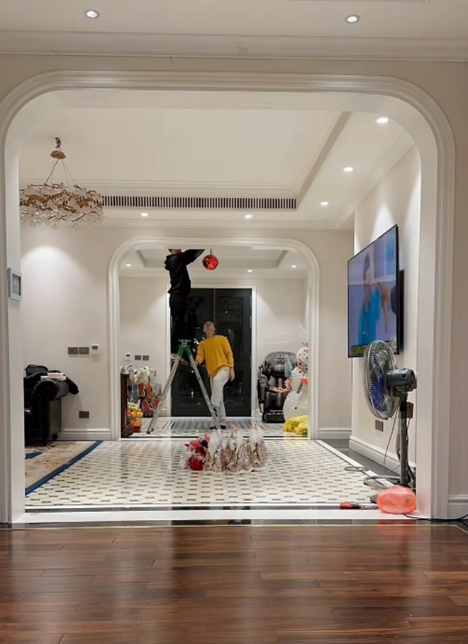 Nam ca sĩ không ngại trèo thang trang hoàng cho căn biệt thự bằng những món đồ trang trí đáng yêu.