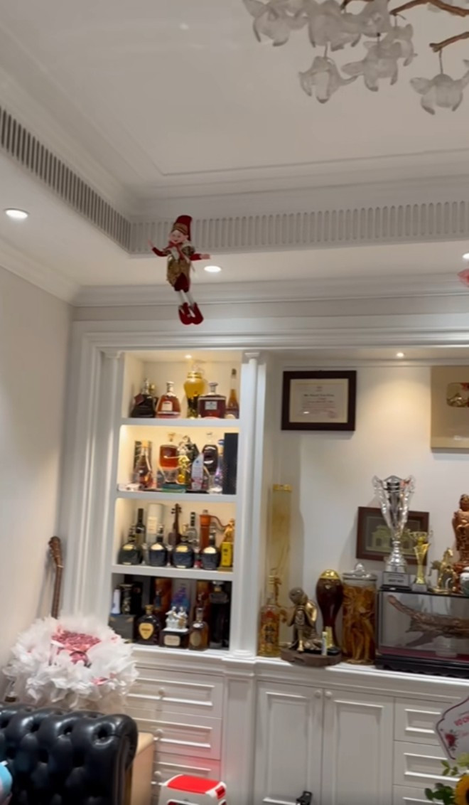 Qua loạt ảnh có thể thấy, biệt thự của Tuấn Hưng thiết kế theo kiểu tân cổ điển. Trong nhà có tủ đựng rượu và những món đồ quý.