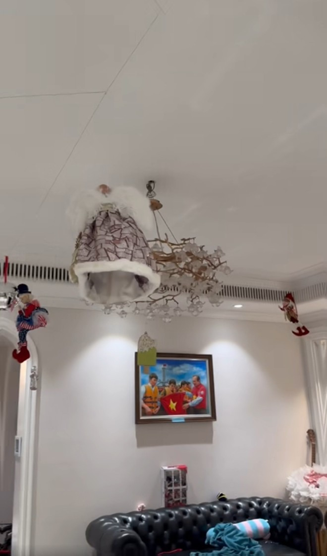 Phòng khách được tô điểm thêm phần ngộ nghĩnh và ánh đèn lung linh.