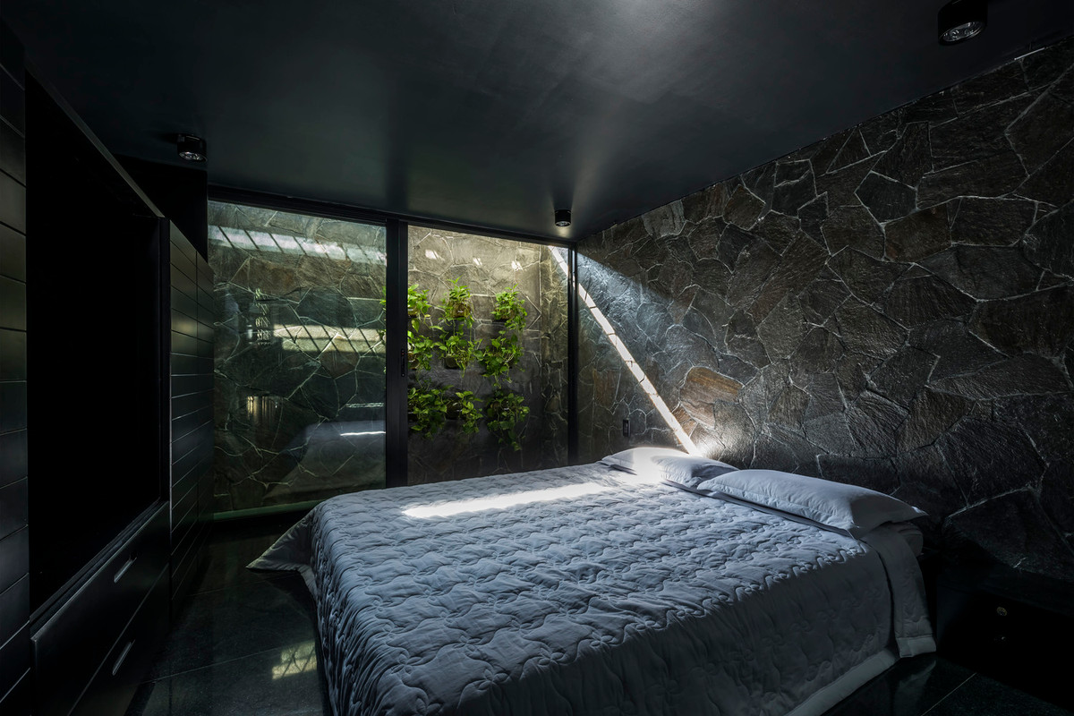 Kiến trúc của căn nhà cố gắng gắn kết các thế hệ lại với nhau một cách tự nhiên nhất. Phòng ngủ của cặp vợ chồng lớn tuổi được đặt ở phía sau tầng trệt, đảm bảo sự riêng tư.