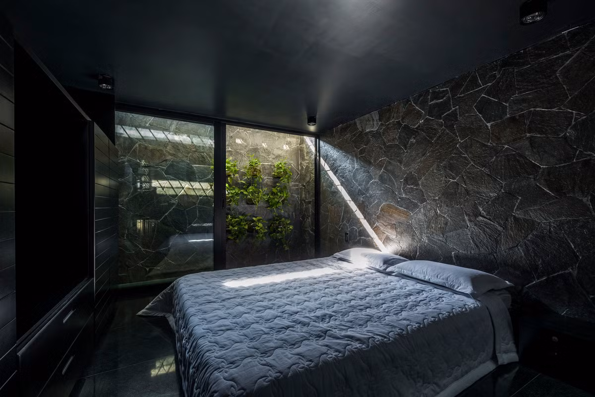 Kiến trúc của căn nhà cố gắng gắn kết các thế hệ lại với nhau một cách tự nhiên nhất. Phòng ngủ của cặp vợ chồng lớn tuổi được đặt ở phía sau tầng trệt, đảm bảo sự riêng tư.