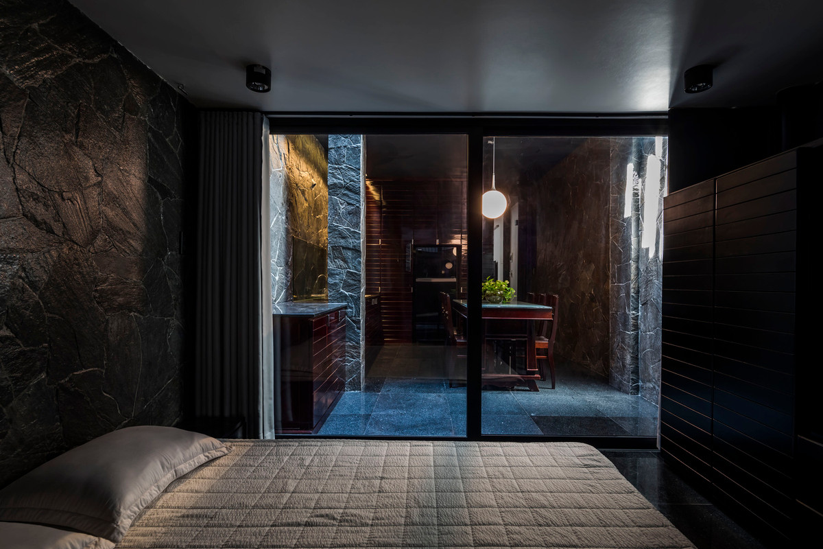 Không gian riêng tư của con gái từ tầng 1 trở lên bao gồm phòng khách riêng, phòng làm việc và nhà vệ sinh.