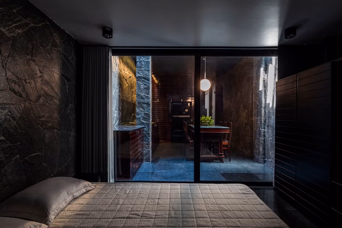 Không gian riêng tư của con gái từ tầng 1 trở lên bao gồm phòng khách riêng, phòng làm việc và nhà vệ sinh.