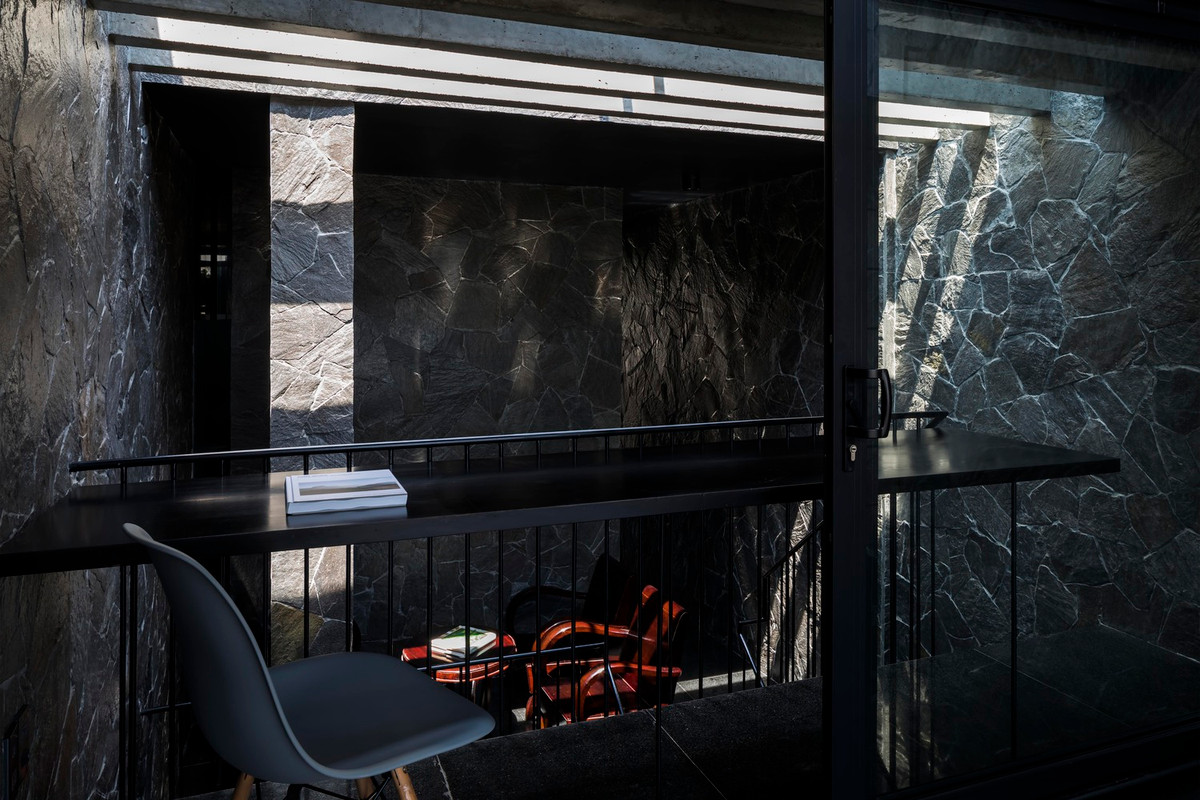 Ngoài ra, tường đá và mái dày có khả năng cách nhiệt tốt.