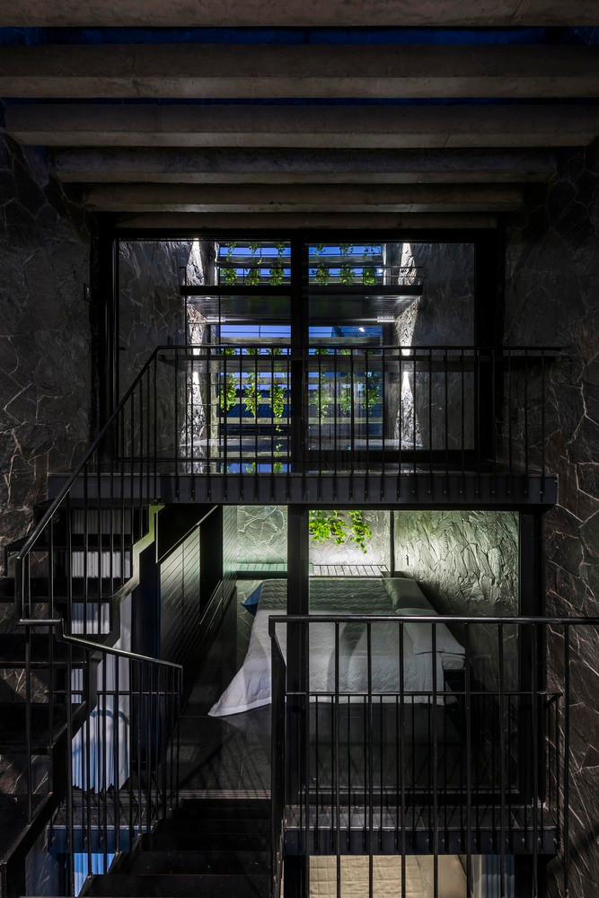 Có 3 giếng trời bố trí dọc theo chiều dài ngôi nhà giúp tạo nên không gian sống luôn tràn ngập ánh sáng tự nhiên và thông thoáng. Nguồn ảnh: Hiroyuki Oki