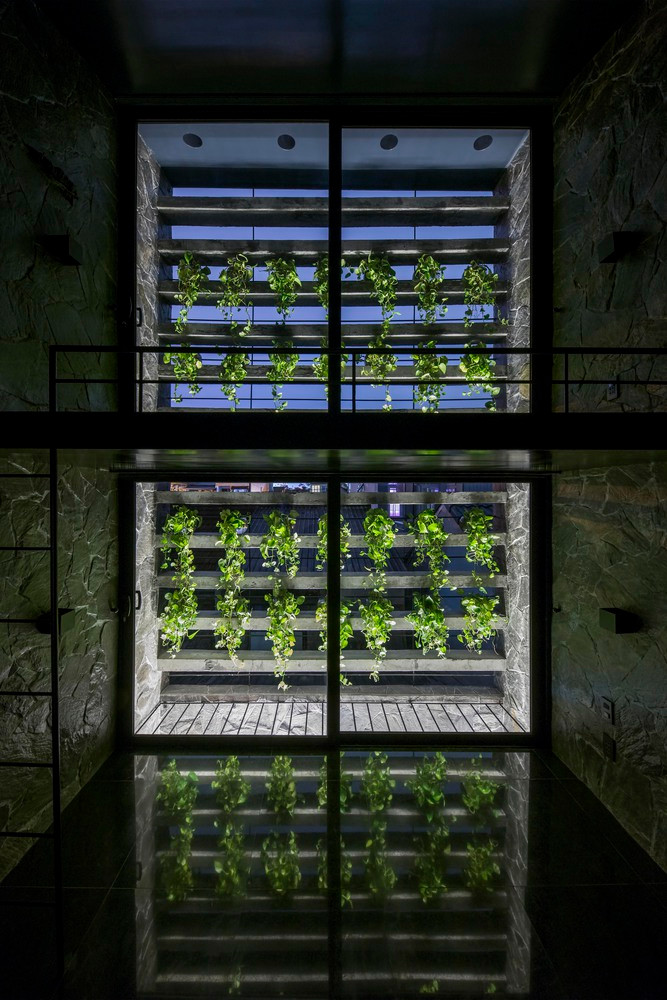 Hệ thống lam chắn bê tông trên toàn bộ mặt tiền giúp công trình đón được ánh sáng tốt cho sức khỏe người dân vào buổi sáng, chặn mọi bức xạ mặt trời có hại vào buổi chiều, tránh bị ướt do mưa.