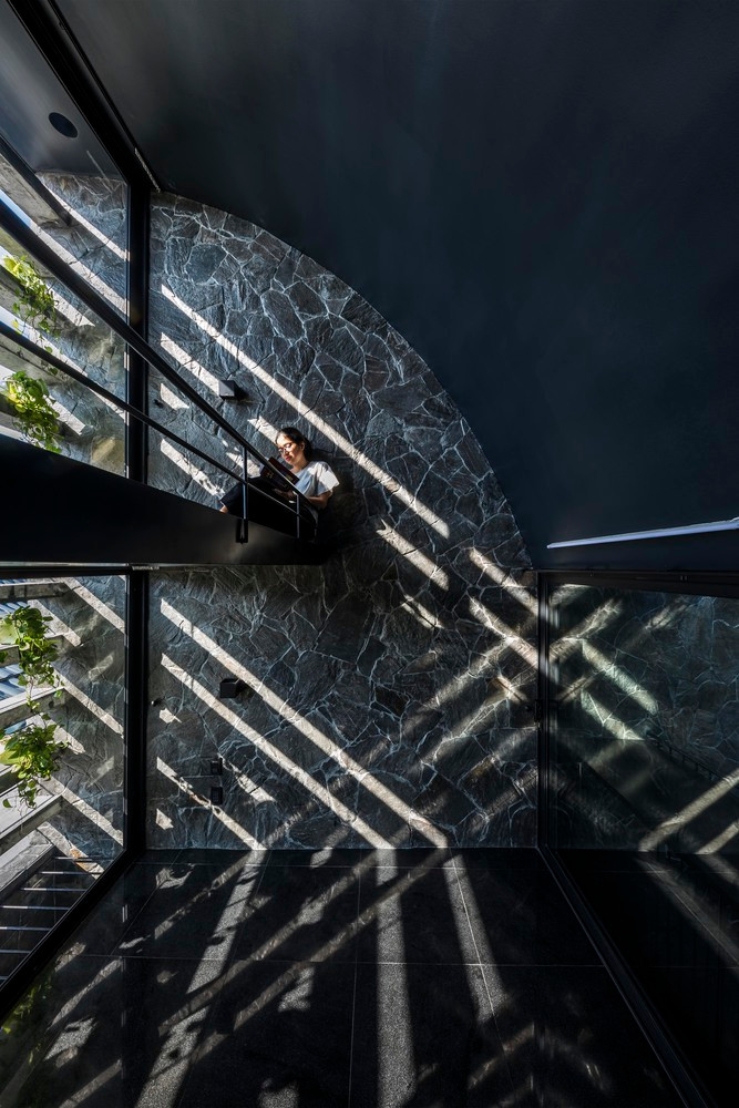 Dựa vào vị trí của ngôi nhà với mặt sau quay về hướng Đông Nam, tức là hướng gió mát, công trình mở ra mặt tiền phía sau để đón được lượng gió vào nhà tối đa.