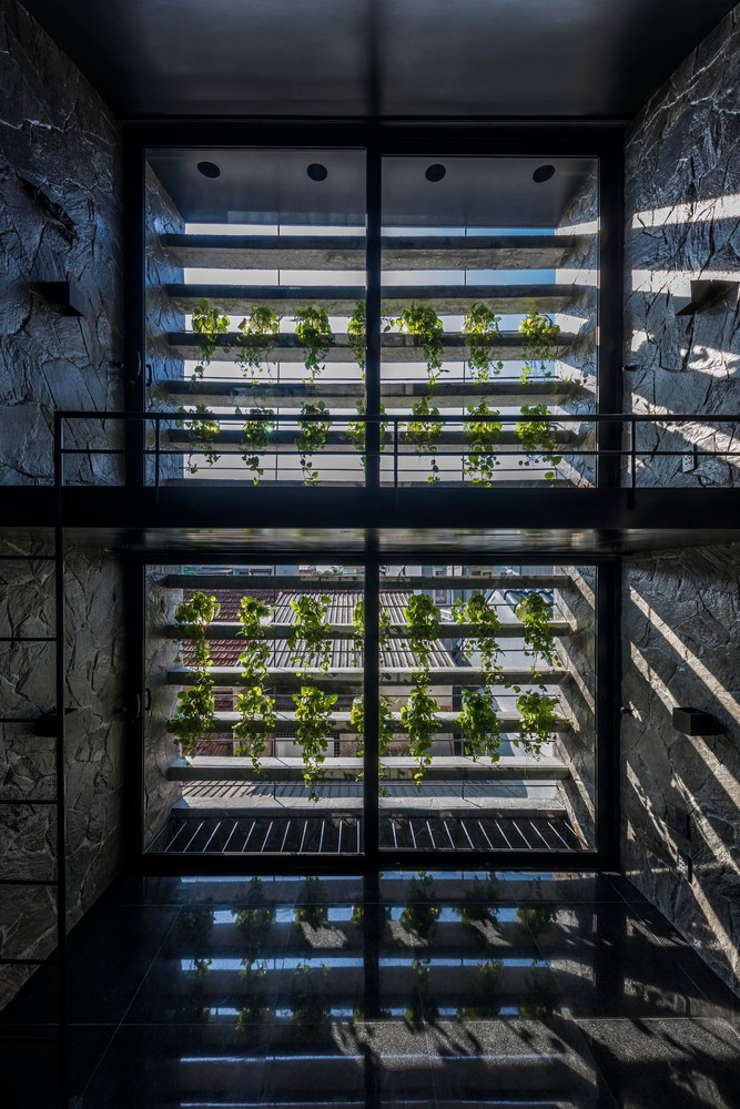 Dù là nhà ống dài và hẹp nằm trên con phố thương mại ồn ào, sầm uất nhưng ngôi nhà vẫn đưa con người đến gần với thiên nhiên nhất có thể.