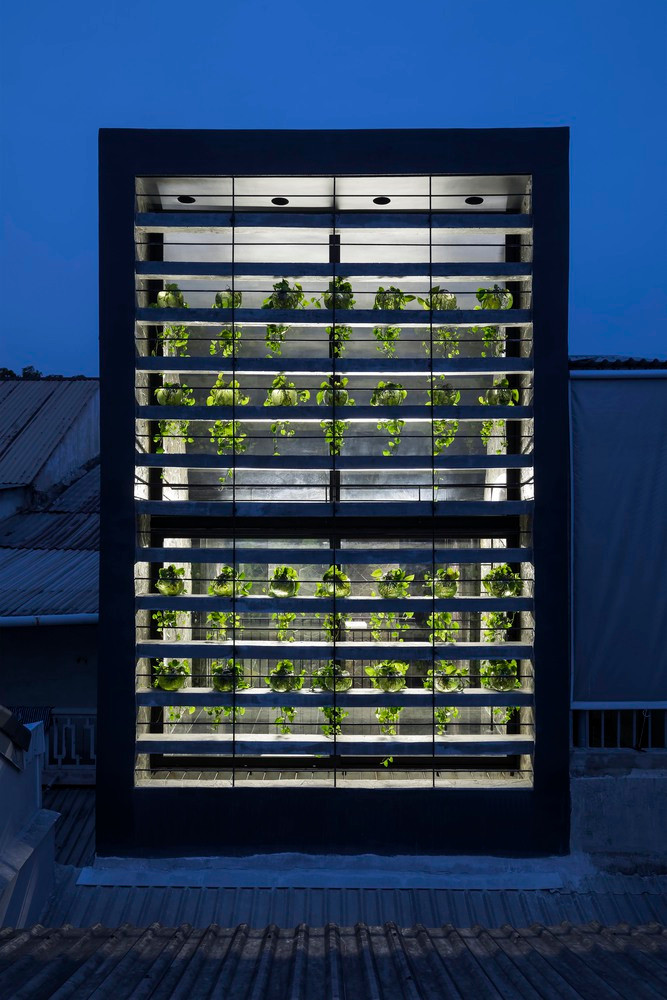  Ngôi nhà được xây dựng cho 3 thành viên trong một gia đình, trong đó có một cặp vợ chồng già và con gái của họ.