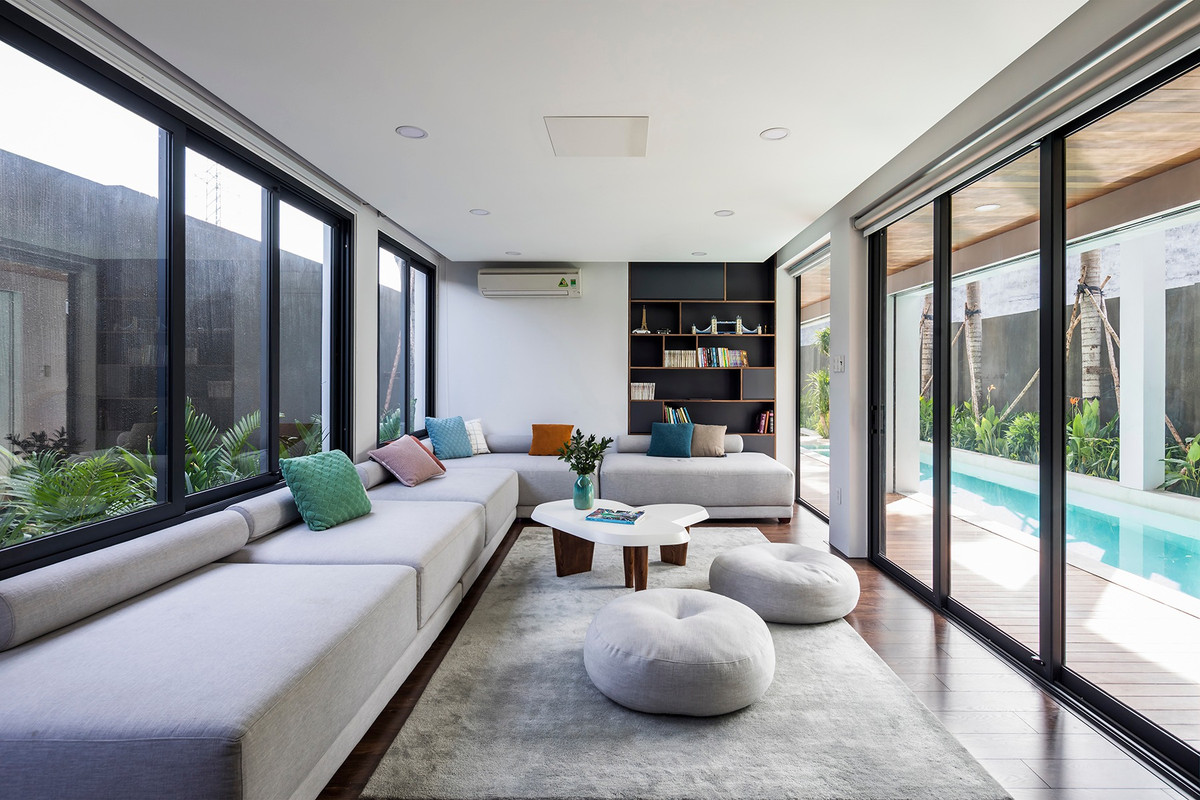 Phòng sinh hoạt chung thiết kế mở, hai mặt tiếp xúc trực tiếp với gió trời giúp căn phòng thông thoáng và mát mẻ.