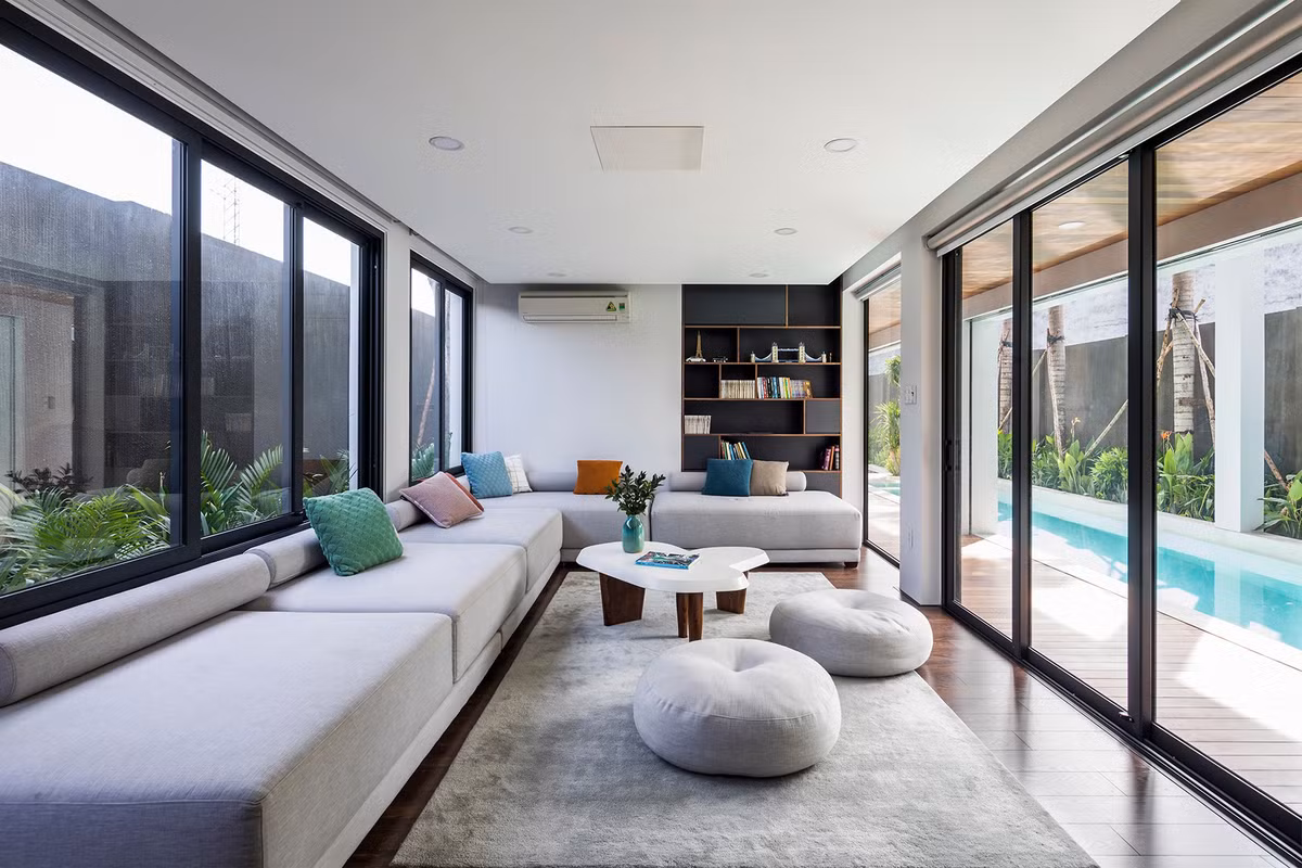 Phòng sinh hoạt chung thiết kế mở, hai mặt tiếp xúc trực tiếp với gió trời giúp căn phòng thông thoáng và mát mẻ.