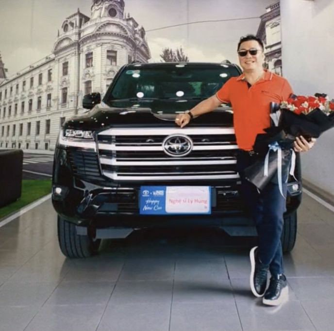 Tháng 4/2023, Lý Hùng tậu “xe chủ tịch” Toyota Land Cruiser 2023 có giá niêm yết hơn 4 tỷ đồng. Ảnh; Xehay