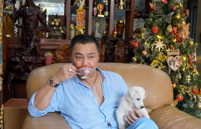 Ở tuổi 54, Lý Hùng hạnh phúc vì vẫn được khán giả quan tâm. Anh hiện chỉ đi hát, chưa nhận lời mời đóng phim nào vì chưa tìm thấy kịch bản phù hợp. Ảnh: Vietnamnet