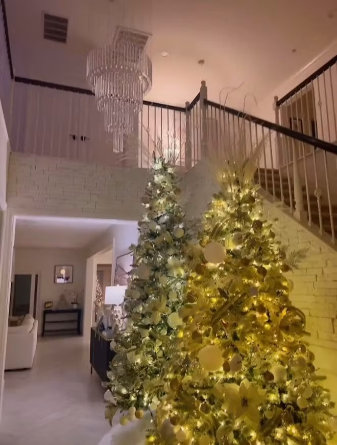 Hoa hậu Hoàn vũ Việt Nam 2015 hào hứng cho mùa lễ hội này và không tiếc tay đầu tư để trang hoàng cho tổ ấm đậm chất Noel.