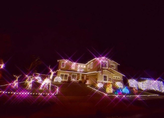 Có năm, căn biệt thự được giăng đèn từ ngoài vườn đến xung quanh nhà. Nguồn ảnh: FBNV